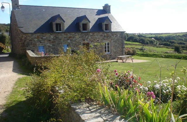 Renovated 3-Bedroom House with Fireplace and Wifi, La Hague
