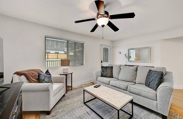 Renovated 3BA/2BD Condo 2 Miles from Downtown