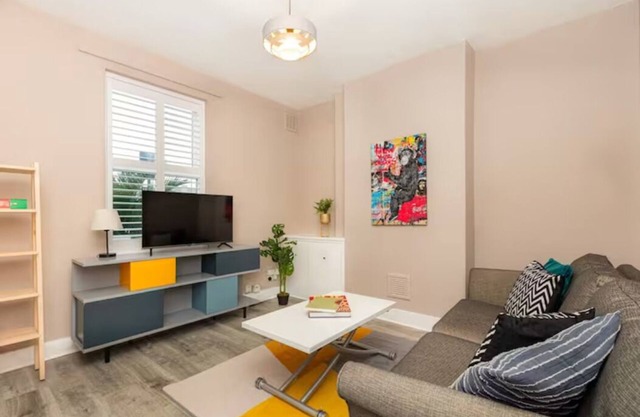 Renovated 3BR w/garden in Stratford, 1min to Train
