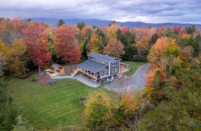 Renovated 4-bedroom House with Outdoor Space & Private Hot Tub