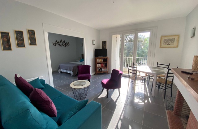 Renovated Apartment in Moulleau: 2 Bedrooms, Balcony, 200m from Beach, Parking Included