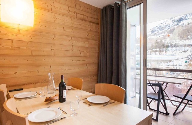 Renovated Apartment · Ski-in/Ski-out · Near City Center · Ski Locker