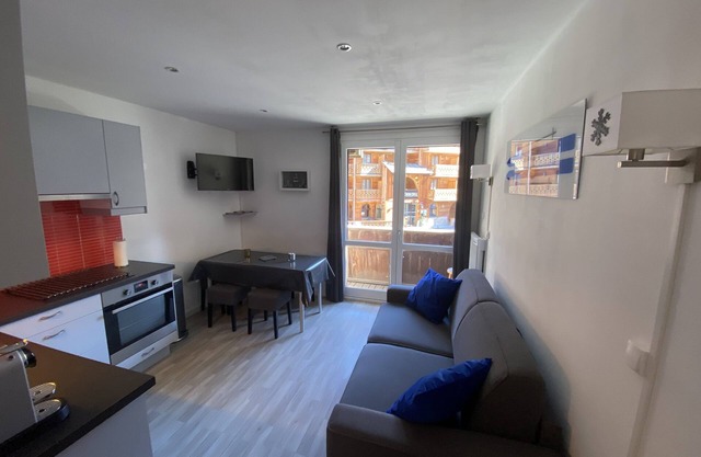 Renovated apartment, sleeps 5, Risoul, heart of the resort, at the foot of the slopes