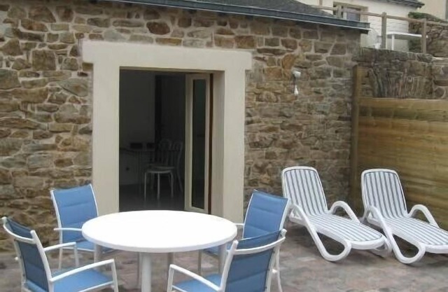 Renovated apts., terrace and garden, gulf view in a charming longère, Arradon