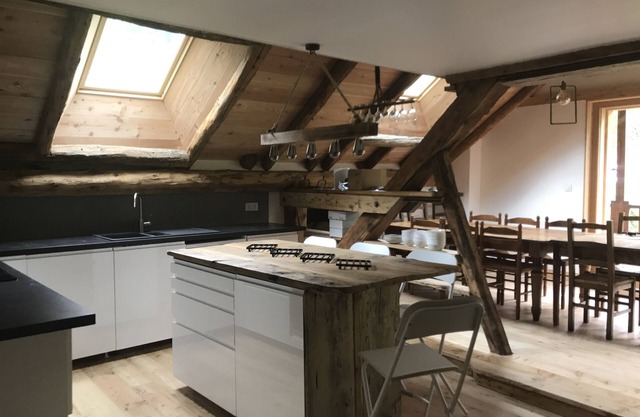 Renovated attic room in an old house in Vallouise