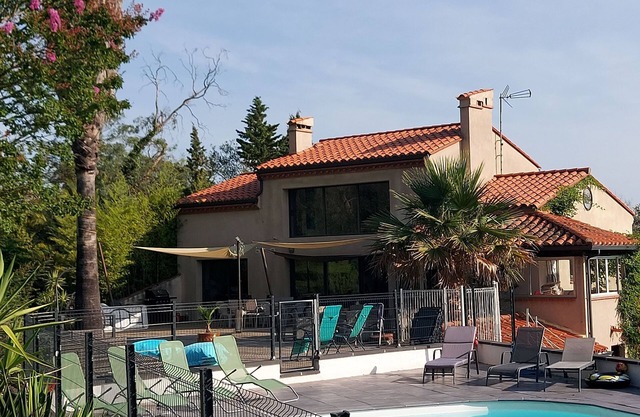 Renovated Catalan farmhouse, 2 minutes from the centre of Céret, not overlooked.