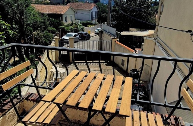 Renovated cottage with courtyard, air conditioning and metro 5 min away