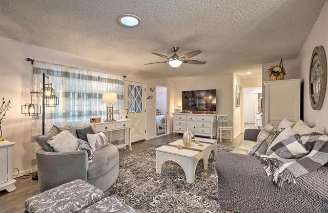 Renovated Cottage with Fire Pit in Munds Park!