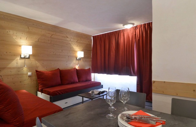 Renovated Cozy Apartment · Central Location · Balcony · Sleeps 5