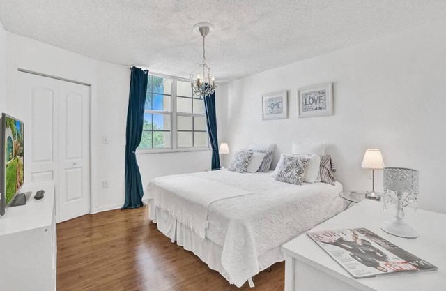 Renovated cozy The yacht club at aventura Parking included