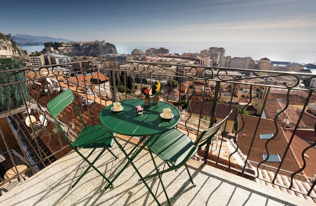 Renovated duplex with sea view on the outskirts of Monaco