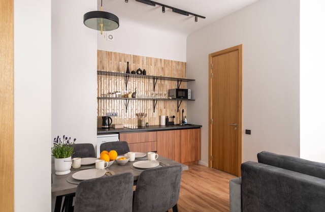 Renovated family 1BR + Sofa Top Eats Next Door