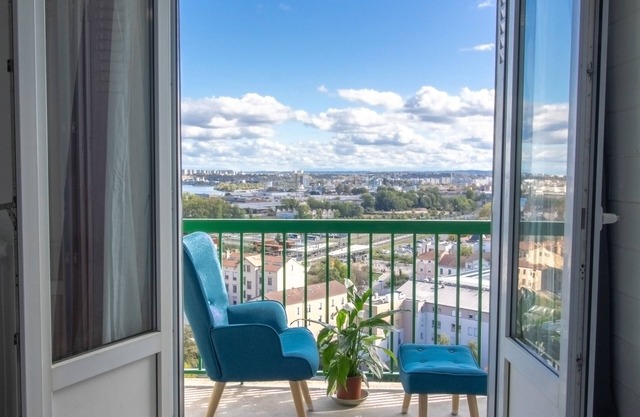 Renovated 2-Bed Apartment 2 min from Lyon