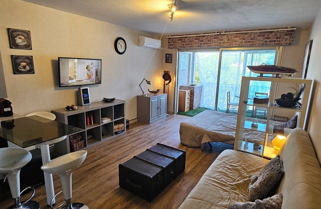 Renovated, air-conditioned studio 100 m from the port and beaches