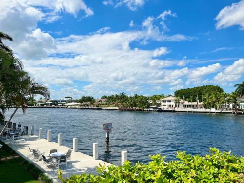 Renovated Intercoastal 2Bdrm 1 bath condo Walk to Beach