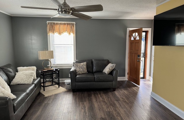 Renovated near downtown & Caesars. Fire pit & grill with front porch & deck.