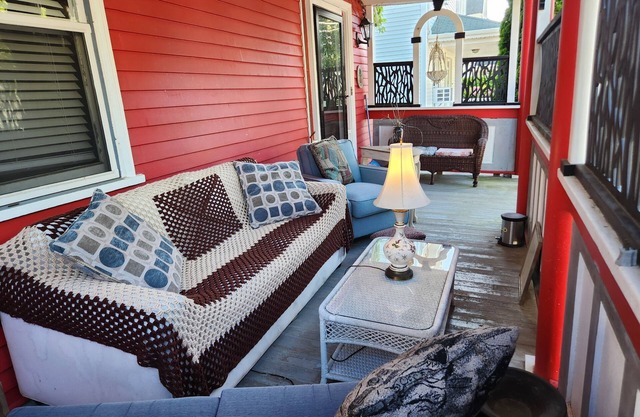 Renovated Newport RI 2nd Floor sunny unit. True Homelike space! 30 day min stay!