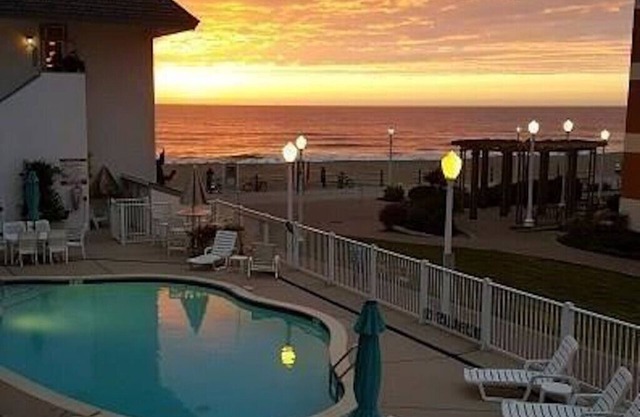 Renovated Oceanfront building, Boardwalk, Pool, Beach, Kitchen, studio for 3