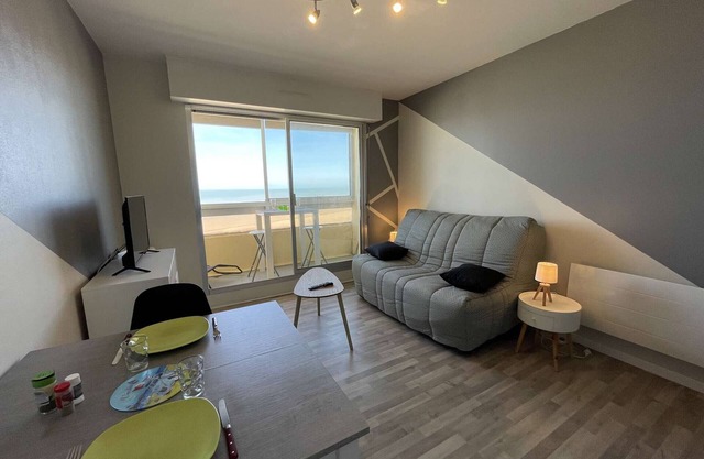 Renovated studio, sleeps 2, sea, shops, 6th floor, TV, balcony, pets allowed