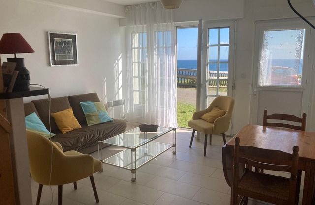 Renovated studio with parking, wifi, near beach and town center
