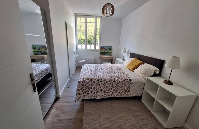 Renovated T2 apartment with garden, garage, close to center, easy access.