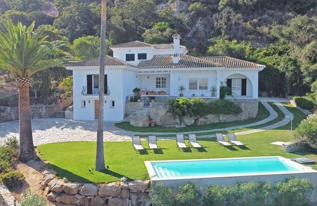Renovated villa, with comfortable style, large garden and swimming pool for 10pax.