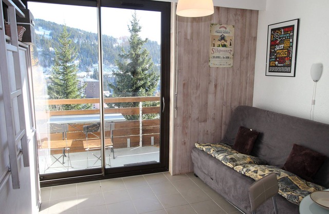 Renovated, well-equipped studio with south-facing balcony