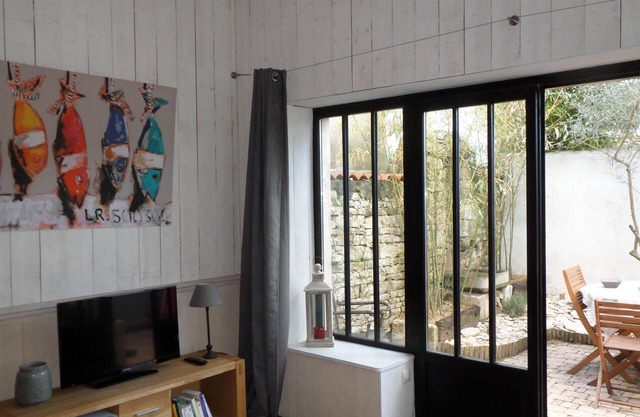 Renovated winery, workshop spirit 2/3 pers. located in the heart of the village