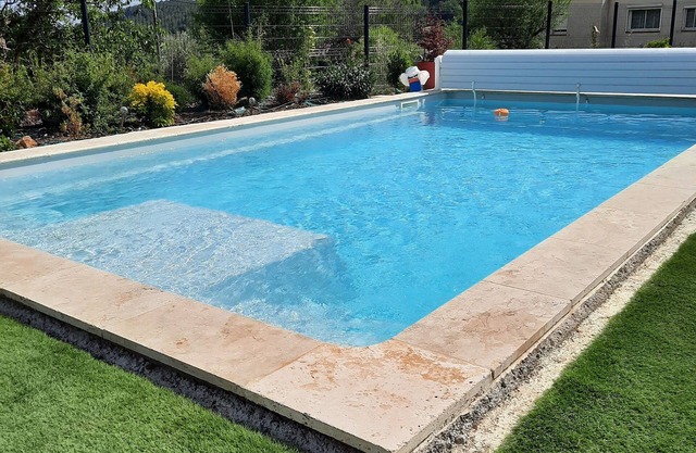 Rent a room with bathroom in a villa with independent entrance and swimming pool