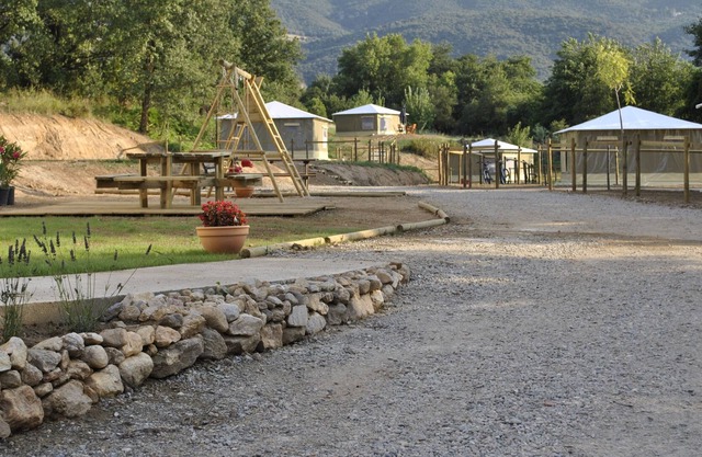 Rental of canvas bungalows on farm campsite