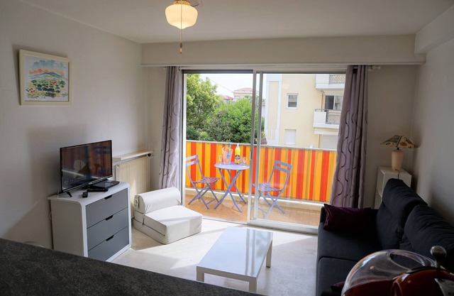 Rental Studio 26 m2 à Golfe juan à 500 m du port et des plages de sable.