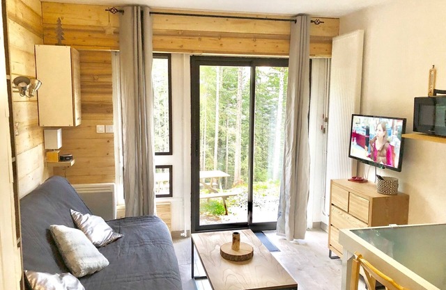 Rental studio praloup 1600 at the foot of the forest 4 people ground garden