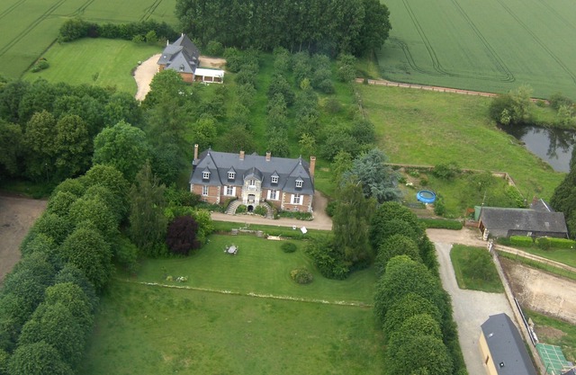 rents a cottage in the Manor Park Hermos