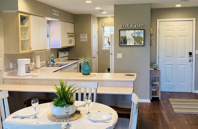 Resort Condo on Golf Course With Jacuzzi (3 minutes from Branson Landing!)