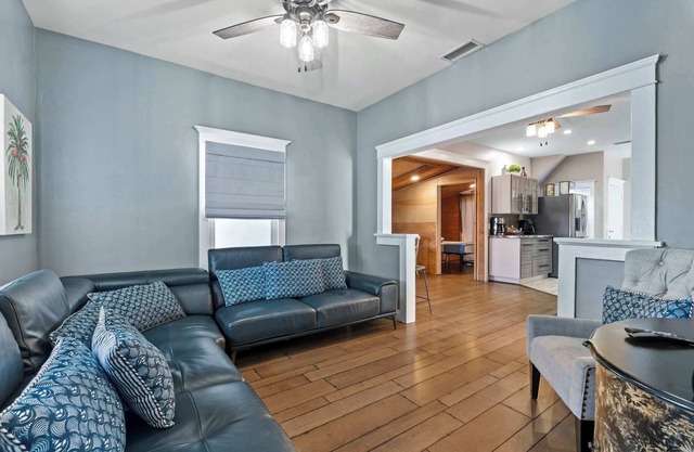 Resort Perks: 8 beds, Sun Cottage, deck & kitchen