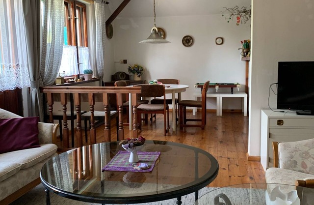 Rest Apartment with charm of a picturesque home with a silk paintings gallery