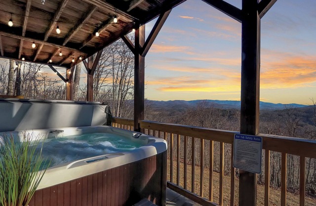 Rest S'more! Mountain View and HOT TUB!