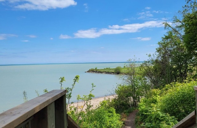 Restful Portside Retreat! 2 minute walk to the beach