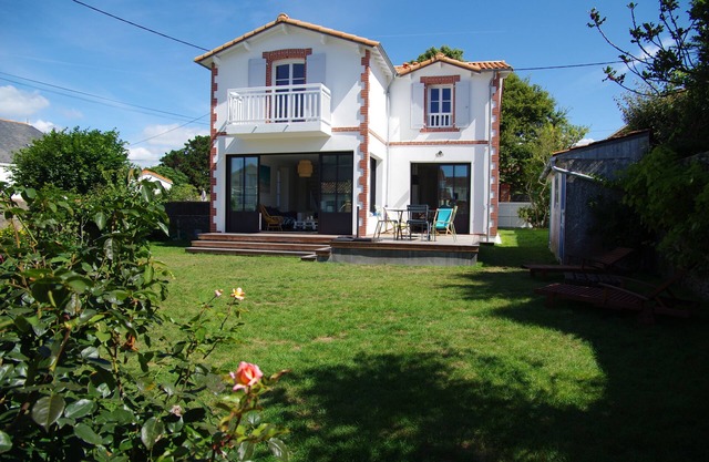 Restored house in the heart of the village and 150m from the beaches and shops