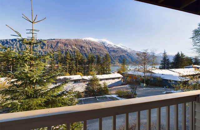 Retreat for Couples & Business Travelers with Stunning Views