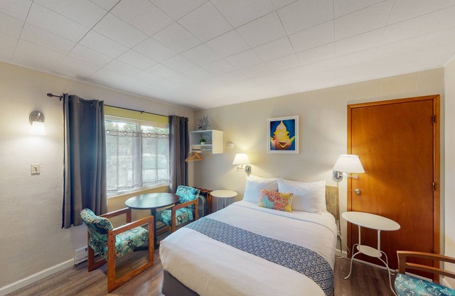 Retro beach experience with fast WiFI - walk to downtown shops & eateries