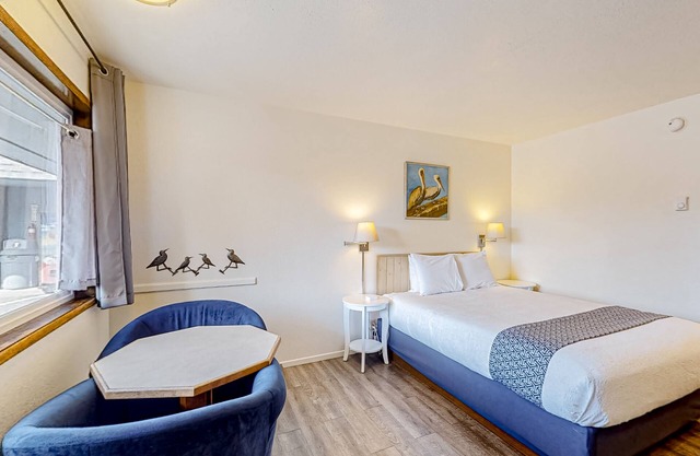 Retro-chic beach room with fast WiFI - walk to Old Town shops & restaurants