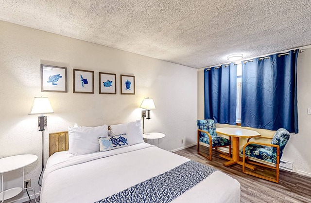 Retro-chic beach room with fast WiFI - walk to Old Town shops & eateries
