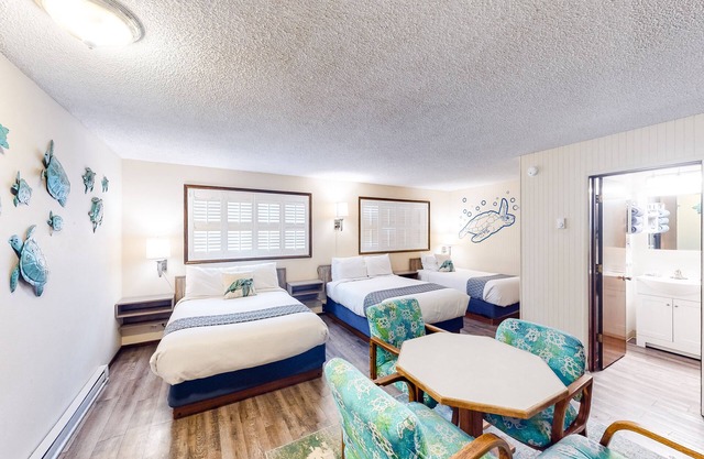 Retro-chic room near beach with fast WiFI - walk to downtown shops & eateries