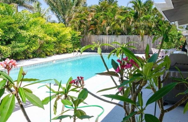 Retro Chic Decor wPrivate Pool Close to Beach 3br