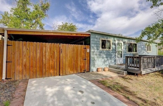 ✨Retro Wheat Ridge Retreat ~ 2B Entire House ~ Fenced Yard ~ Quiet Area 🏠
