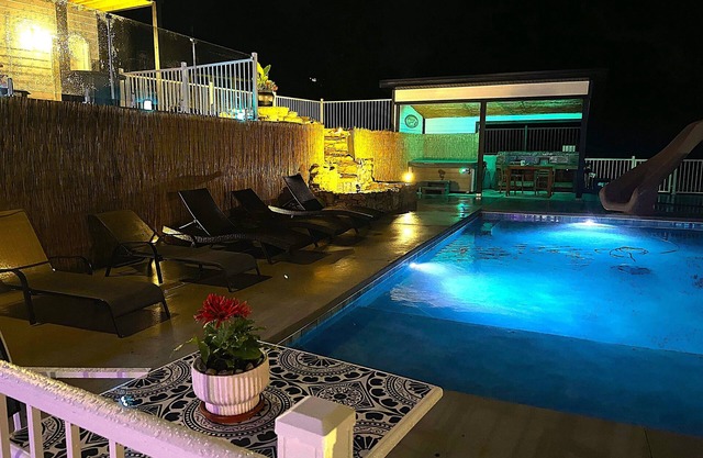 REUNION HEADQUARTERS! 5-Villas, Private Pool, Hot Tub & Game Room! Sleeps 29!