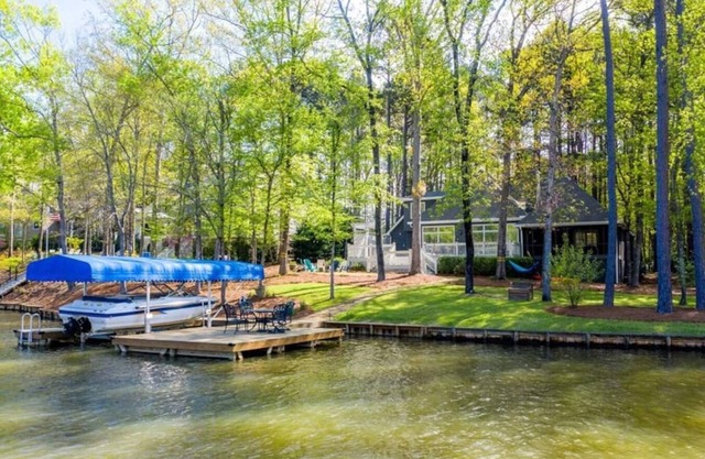 Reynolds Lakefront & Golfer’s Haven with kayaks and golf.