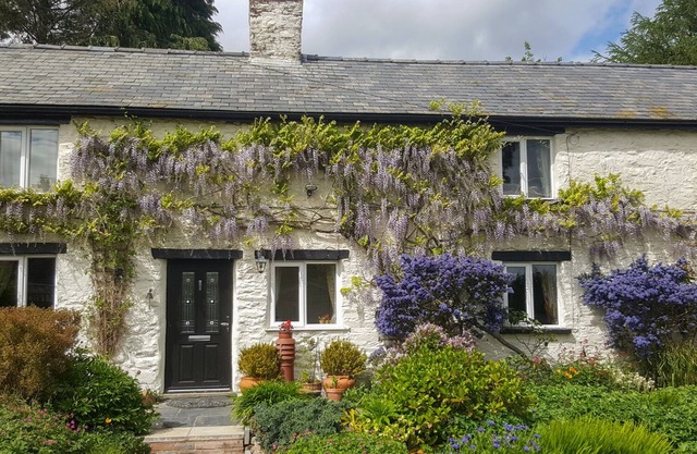 RHYDYGALED, pet friendly, with pool in Llanrhaeadr-Ym-Mochnant