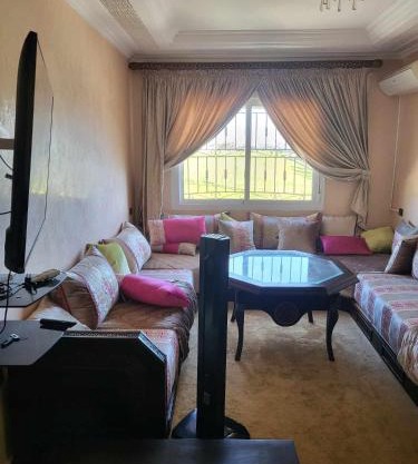 Riad Salam appartement face au stade de football